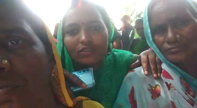 सहजनवा न्यूज़ : ग्राम प्रधान के खिलाफ सैकड़ों महिलाओं ने किया प्रदर्शन, लगाया गंम्भीर आरोप