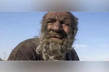 दुनिया के सबसे गंदे आदमी ‘अमौ हाजी’ की नहाते हुए मौत